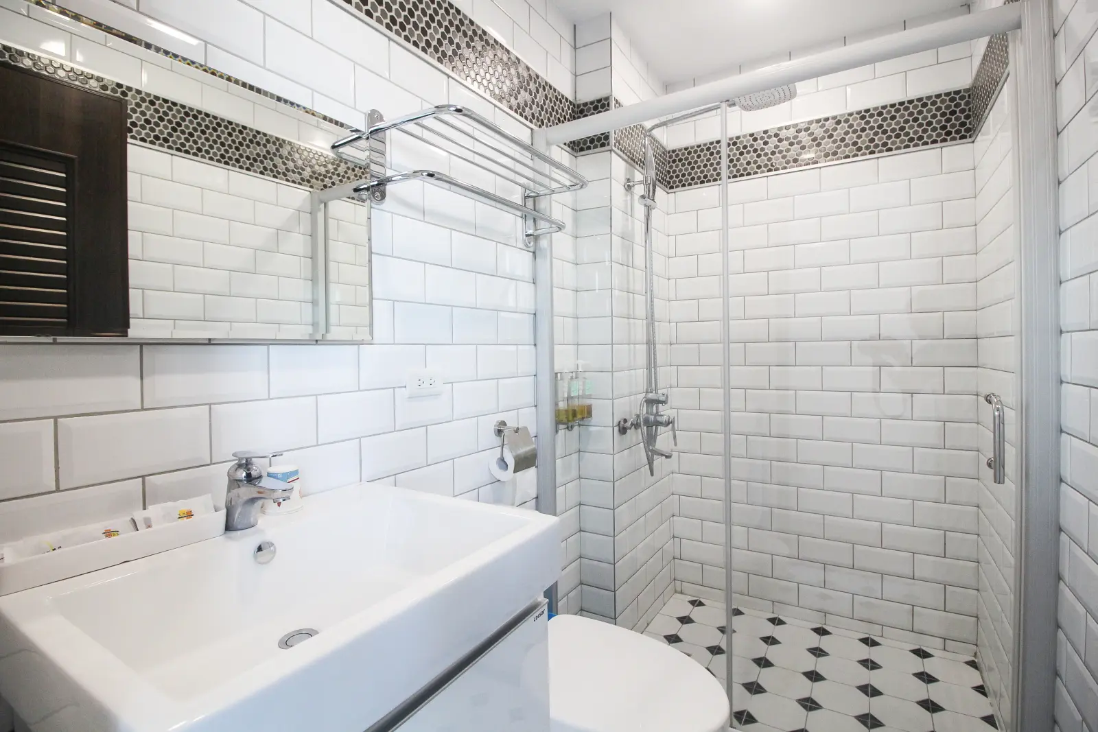 每個房間都有乾淨明亮的衛浴設備